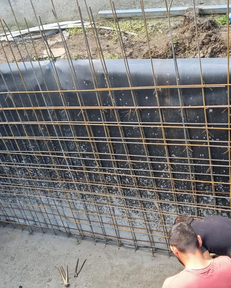 Armătura pereților legată pe membrana de hidroizolație