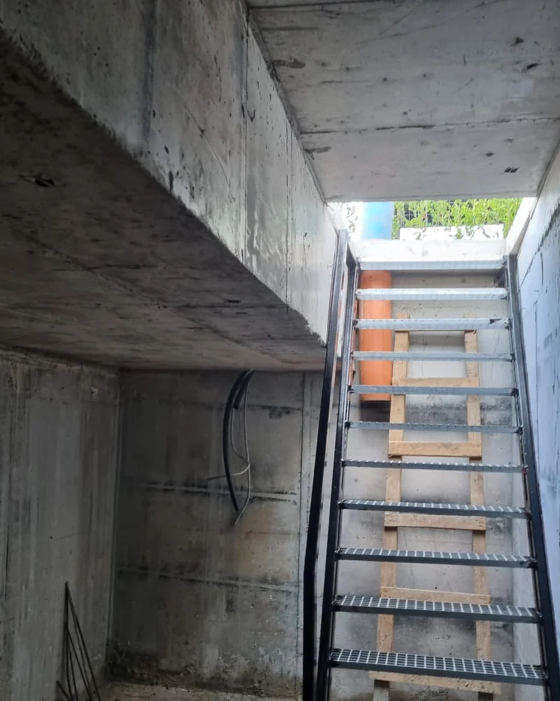 Scara metalică de acces montată într-un beci terminat