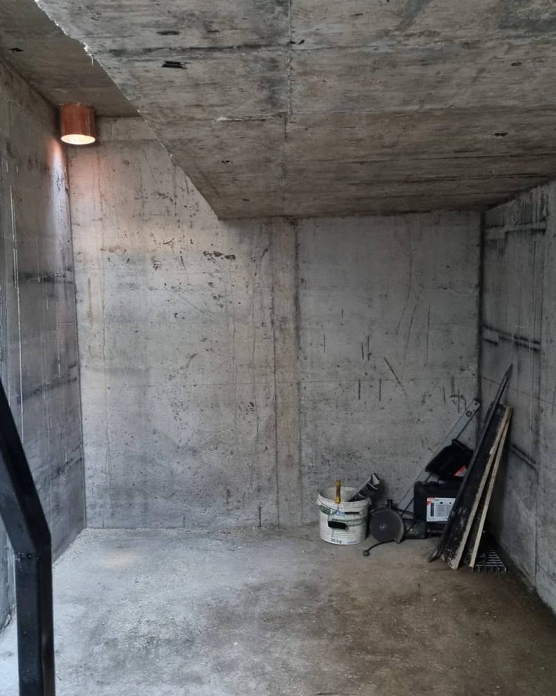 Interiorul beciului după turnare și decofrare, cu pereți de beton